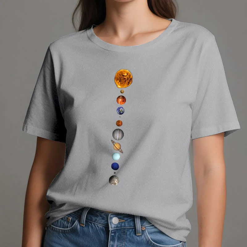 Olivenorma – T-Shirt mit Sonnensystem-Galaxien-Print