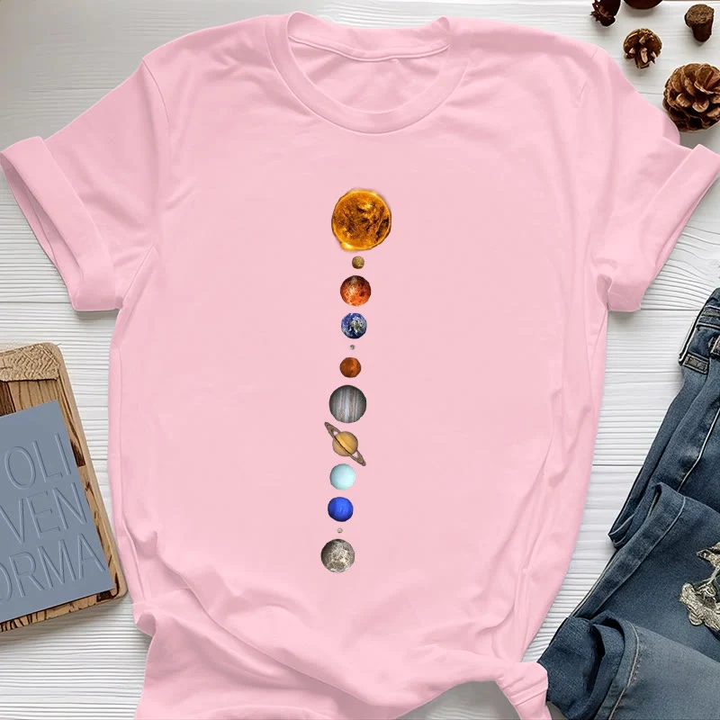 Olivenorma – T-Shirt mit Sonnensystem-Galaxien-Print