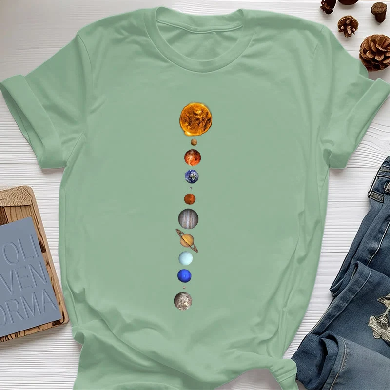 Olivenorma – T-Shirt mit Sonnensystem-Galaxien-Print