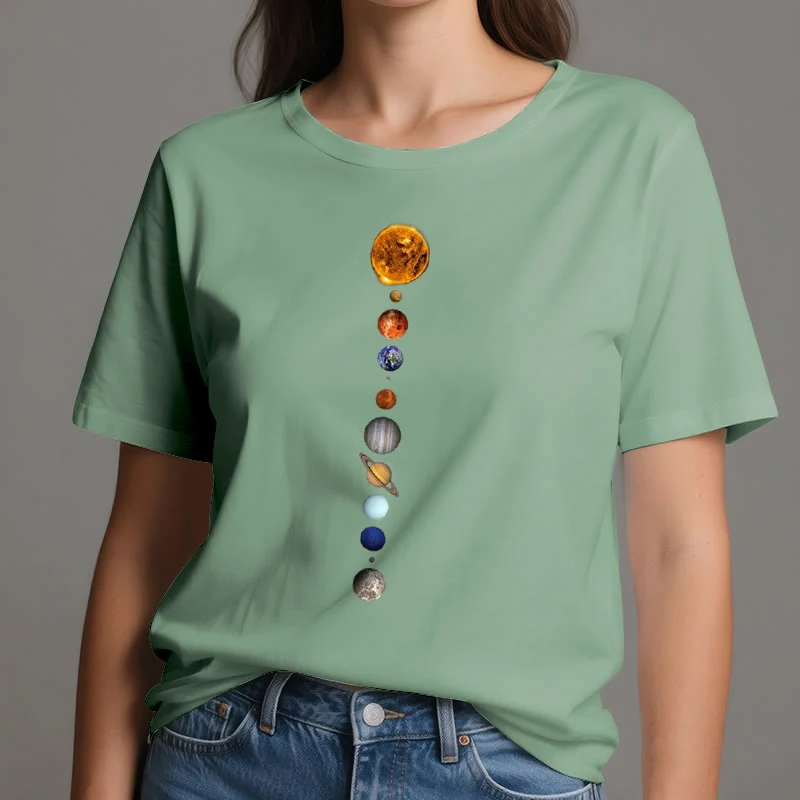 Olivenorma – T-Shirt mit Sonnensystem-Galaxien-Print