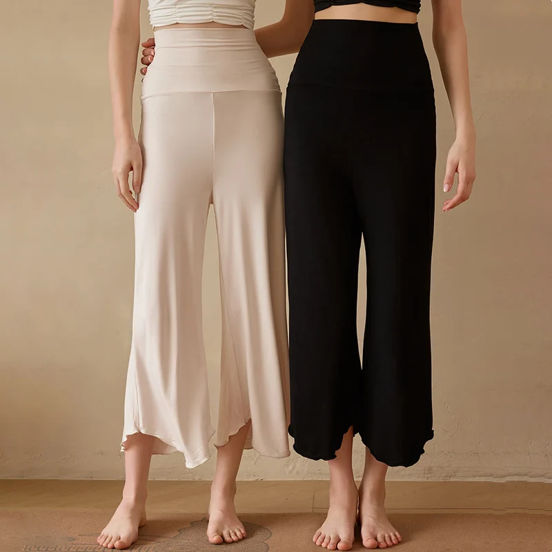 Olivenorma Einfarbige, dehnbare, kurze Yogahose aus Lycra-Gewebe mit ausgestelltem Bein für Damen