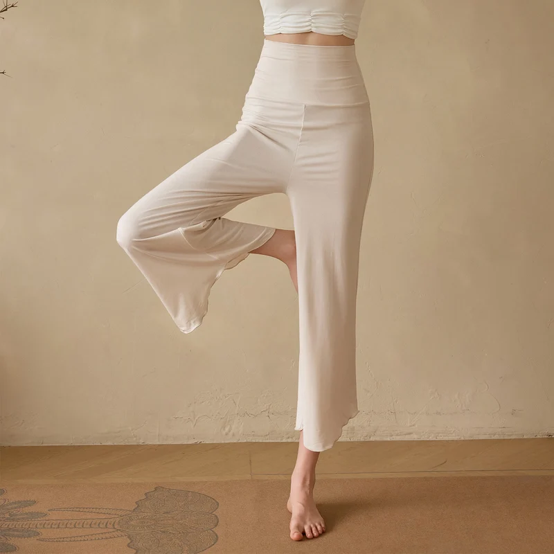Olivenorma Einfarbige, dehnbare, kurze Yogahose aus Lycra-Gewebe mit ausgestelltem Bein für Damen