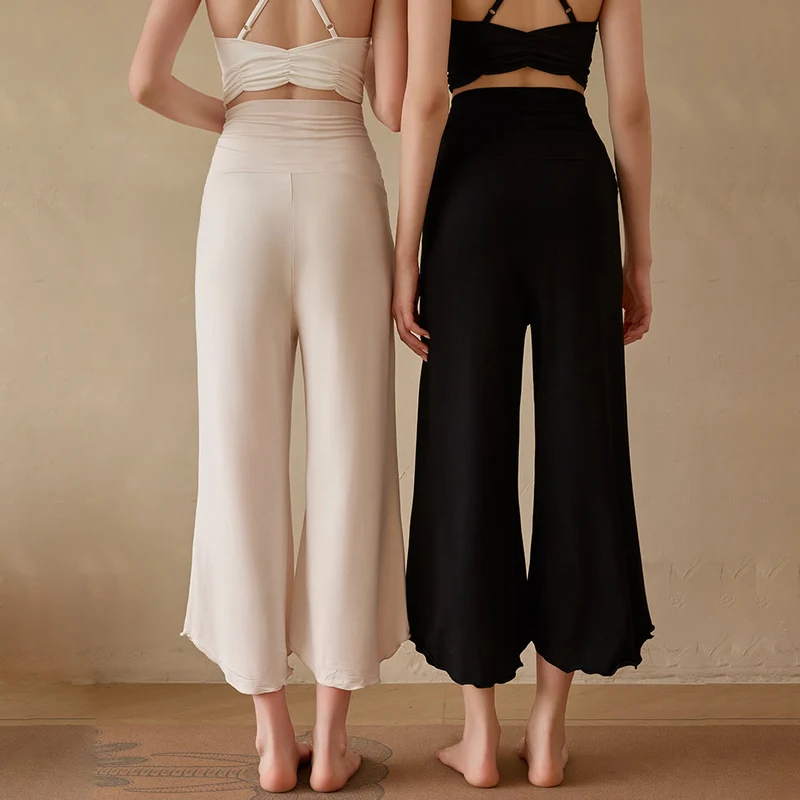 Olivenorma Einfarbige, dehnbare, kurze Yogahose aus Lycra-Gewebe mit ausgestelltem Bein für Damen