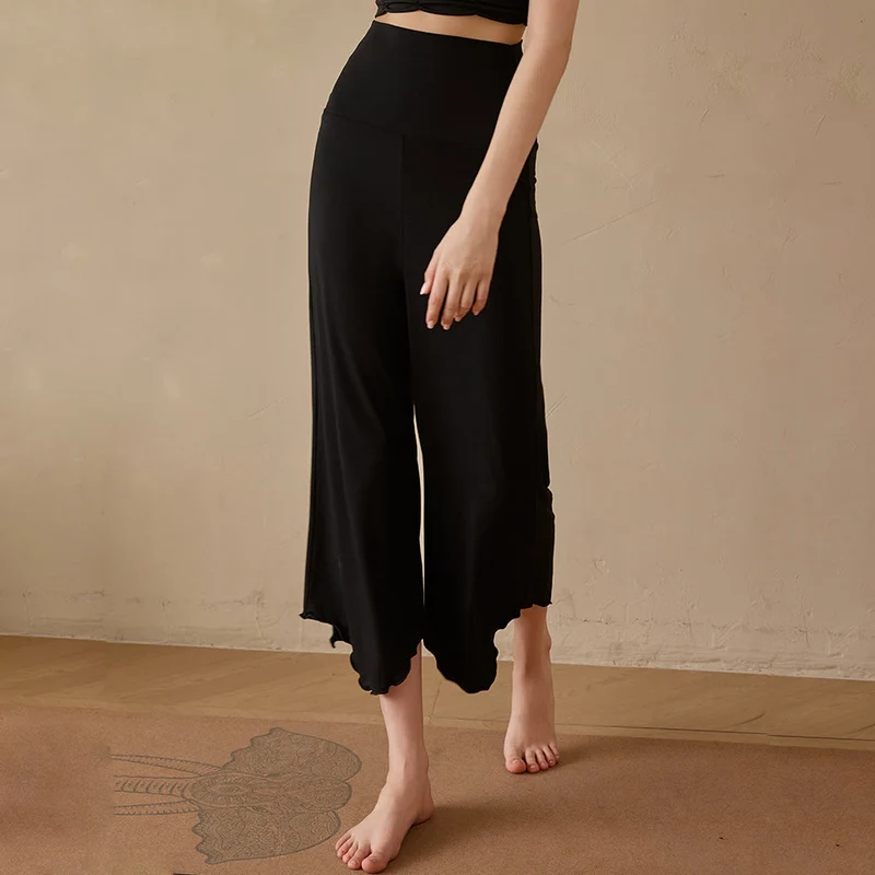 Olivenorma Einfarbige, dehnbare, kurze Yogahose aus Lycra-Gewebe mit ausgestelltem Bein für Damen