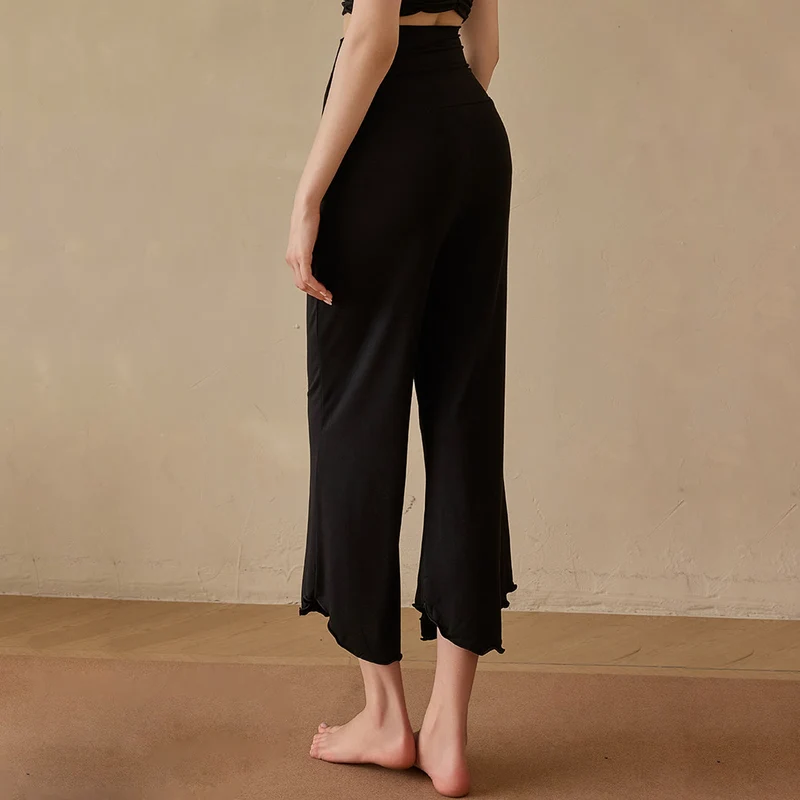 Olivenorma Einfarbige, dehnbare, kurze Yogahose aus Lycra-Gewebe mit ausgestelltem Bein für Damen