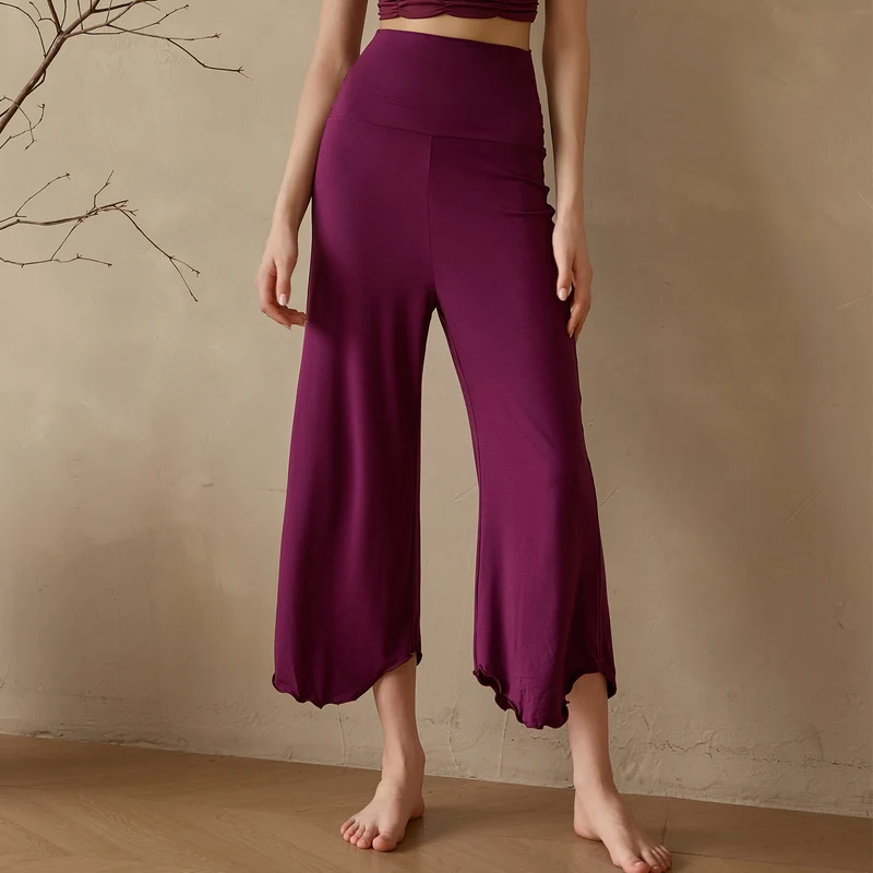 Olivenorma Einfarbige, dehnbare, kurze Yogahose aus Lycra-Gewebe mit ausgestelltem Bein für Damen