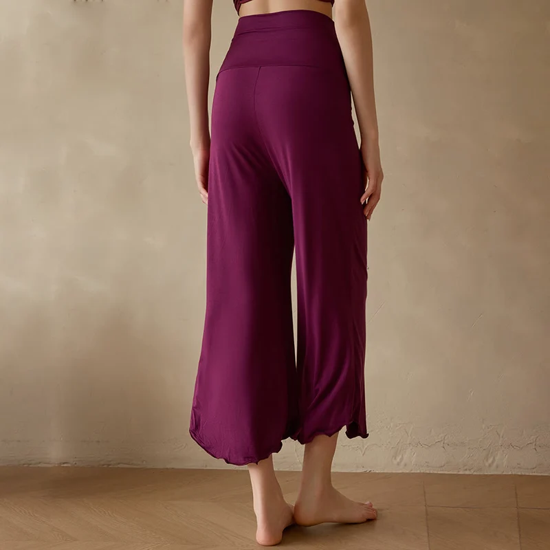 Olivenorma Einfarbige, dehnbare, kurze Yogahose aus Lycra-Gewebe mit ausgestelltem Bein für Damen