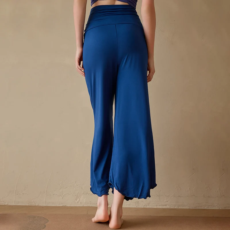 Olivenorma Einfarbige, dehnbare, kurze Yogahose aus Lycra-Gewebe mit ausgestelltem Bein für Damen