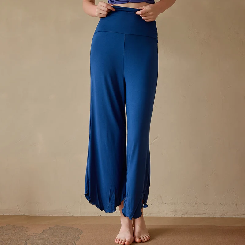 Olivenorma Einfarbige, dehnbare, kurze Yogahose aus Lycra-Gewebe mit ausgestelltem Bein für Damen
