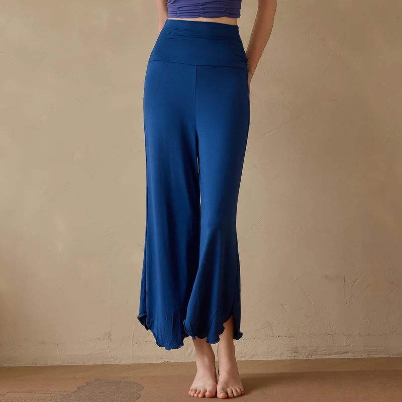 Olivenorma Einfarbige, dehnbare, kurze Yogahose aus Lycra-Gewebe mit ausgestelltem Bein für Damen