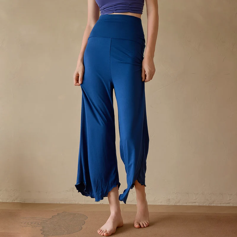 Olivenorma Einfarbige, dehnbare, kurze Yogahose aus Lycra-Gewebe mit ausgestelltem Bein für Damen