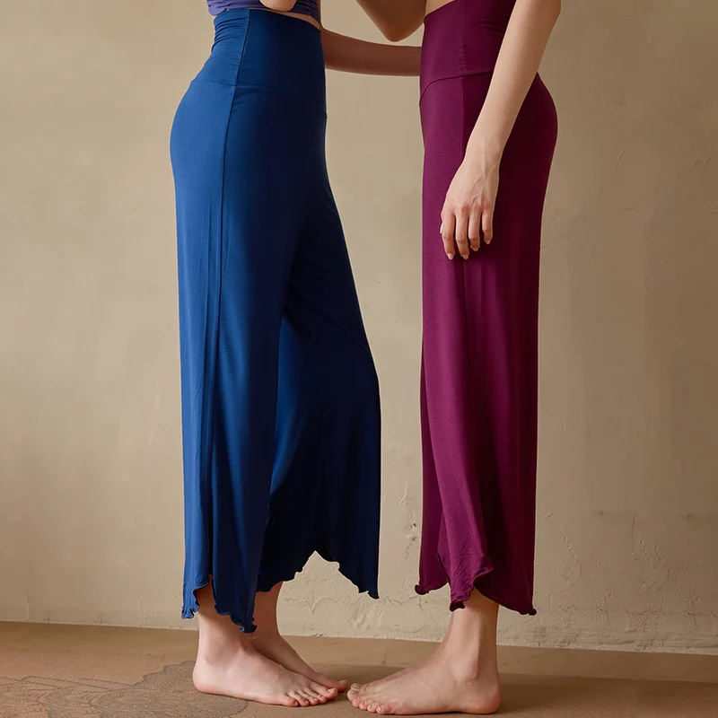Olivenorma Einfarbige, dehnbare, kurze Yogahose aus Lycra-Gewebe mit ausgestelltem Bein für Damen