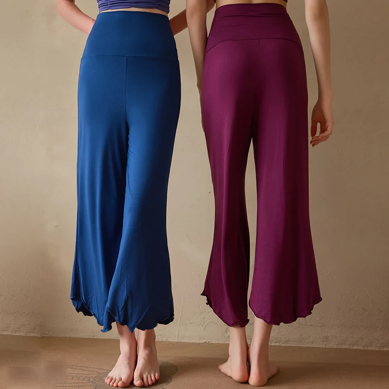 Olivenorma Einfarbige, dehnbare, kurze Yogahose aus Lycra-Gewebe mit ausgestelltem Bein für Damen