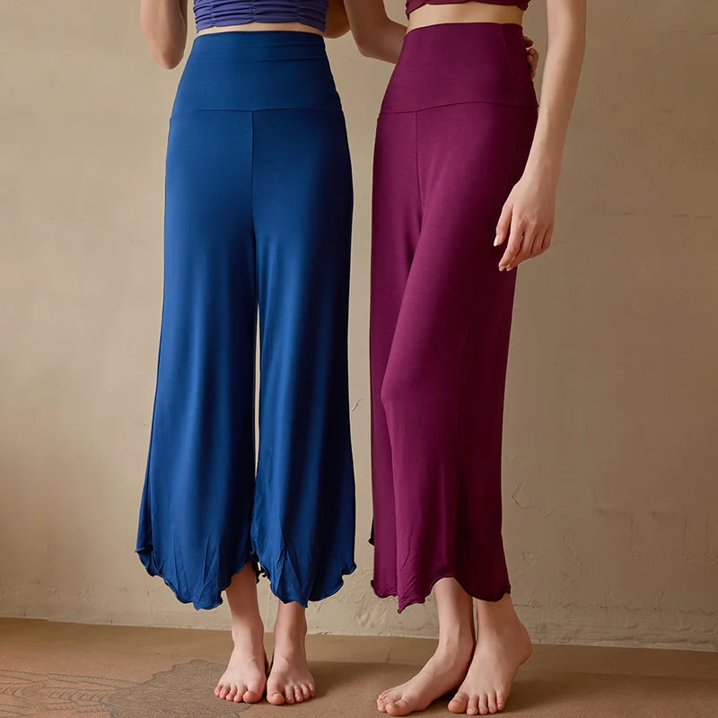 Olivenorma Einfarbige, dehnbare, kurze Yogahose aus Lycra-Gewebe mit ausgestelltem Bein für Damen