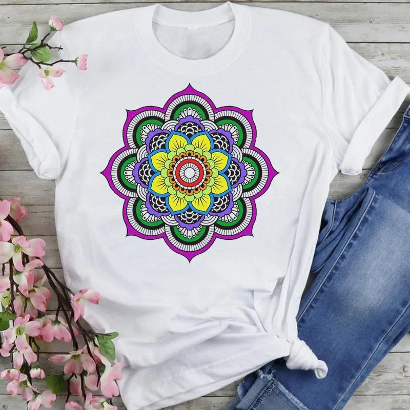Olivenorma T-Shirt aus Baumwolle mit buntem Lotus-Elefanten-Aufdruck