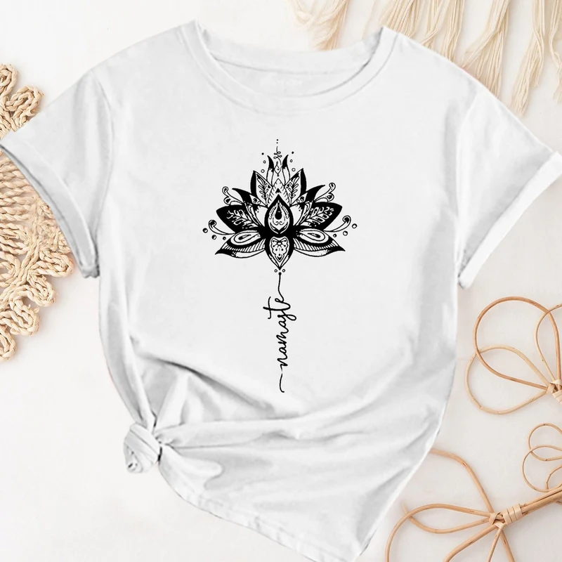 Olivenorma – Kurzärmliges T-Shirt mit Rundhalsausschnitt und Lotus- und Buchstabendruck