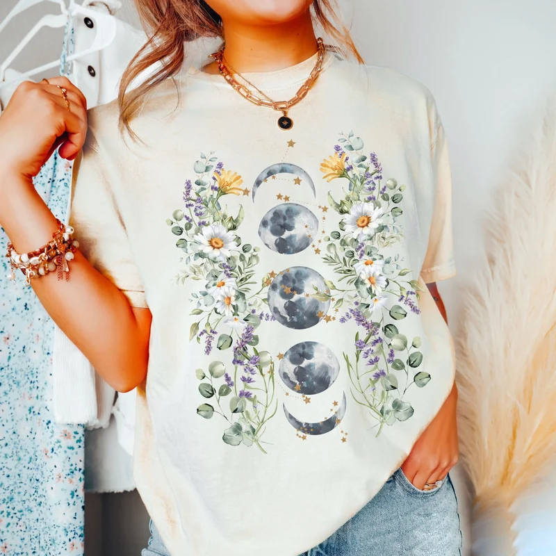 Olivenorma Komfort-T-Shirt mit himmlischem Blumenmuster und Mondphasen