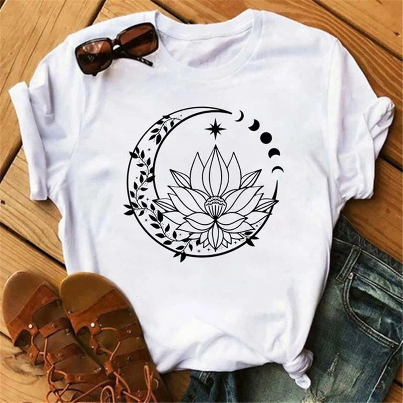 Olivenorma Cotton T-Shirt mit Mond- und Lotus-Print