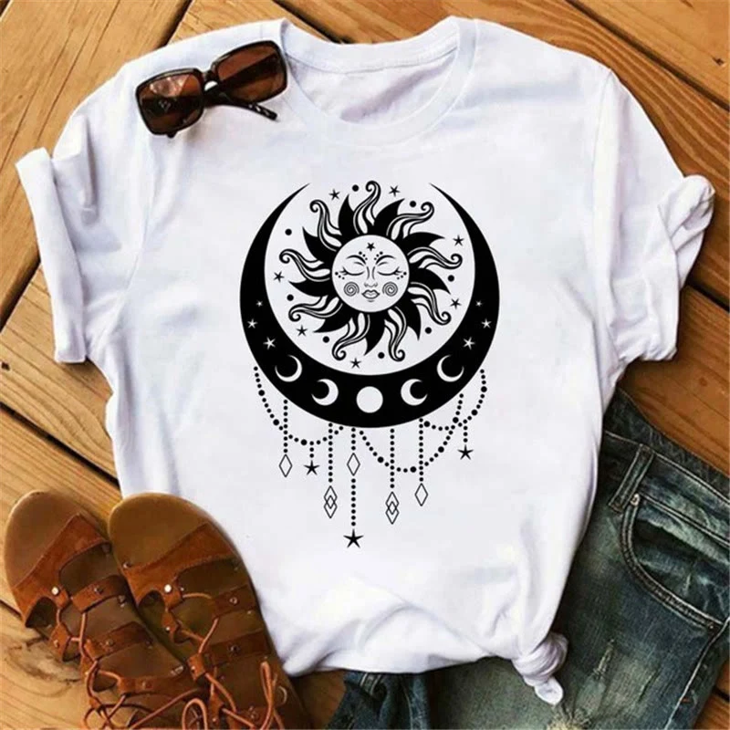 Olivenorma Cotton T-Shirt mit Mond- und Lotus-Print