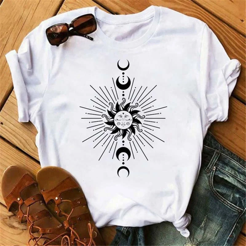 Olivenorma Cotton T-Shirt mit Mond- und Lotus-Print